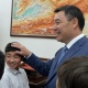 Садыр Жапаров балдарга өзүнүн иш бөлмөсүн көрсөтүп, жумуш күнү кантип өтөрүн айтып берди