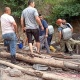 Сузакта 2 адам шахтанын алдында калып, куткаруучулар тартылды