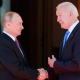 Путин менен Байден бири-бирине белек беришти