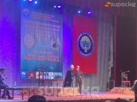 "Эстекемдин чапанын эмесе сага жабайын". Амантай Кутманалиев чапанын жаш акындын үстүнө жапты 