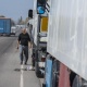 Министрлик: "Тажикстандын чек арачылары барымтага алды деген кыргыз айдоочусунун маселеси элчиликтин көзөмөлүндө"