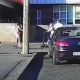 Тротуардагы атаандаштык: Орусияда электросамокатчан кыздар бетме-бет кагылышты