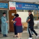Бишкектеги айрым шайлоо тилкелеринде шайлоочуларды атайын медициналык коргоочу костюм кийген кызматкерлер тосуп алышууда