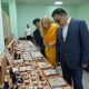 Сүрөттөр сүйлөсүн. Садыр Жапаров "Алтын" кыргыз зергерчилик заводунун" жаңы ишканасына барды