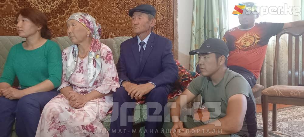 Айсулуу Тыныбекованын ата-эне, бир тууган жана туугандары беттешти көрүү учурунда