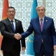 "Токаев Садыр Жапаров жакшы демилге көтөргөнүн белгиледи". Кыргыз өлкөсү менен Казакстандын лидерлери жолугушту