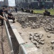 Орусиянын Менделеев бульварындагы тротуарды жергиликтүү эл калыбына келтирип жатышат