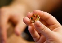 Британияда жандандыруу бөлүмүндө жаткан кыз сүйүктүүсүнүн баш кошуу сунушунан кийин ойгонгон