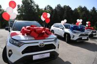 Олимпиадада медаль уткан балбандарга тапшырылган Тойота унаасынын сүрөтү