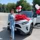 Айсулуу Тыныбекова белекке алган унаасынын сүрөтүн жарыялады. Ага атактуу балбан Роман Власов реакция кылды