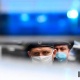 Орусияда 20 жаштагы кыз апасын балта менен башына чаап өлтүрүп, денесин мончого алып кирип өрттөп жиберген