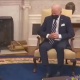 Жо Байден Израилдин премьер-министри менен болгон маалымат жыйында уктап калды