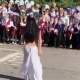 "Ушунча болду стриптиз бийлетсе болмок...". Билим күнүндөгү салтанатта мектептердин биринде чыгыш бийи бийленди