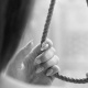 Чүйдө асынып алган келиндин окуясы. "Өзү кийип жүргөн кийимине асынып, тизелеп отурган абалда табылган"