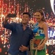 Учурдан пайдаланып. Актёр Нурдөөлөт Копоев Мерьем Узерли менен сүрөткө түшүп, ага кийизден жасалган сумка белек кылды