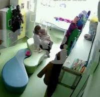 Орусияда бала бакчанын тарбиячысы беш жашар баланы скотч менен байлап салган (видео)