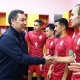 Садыр Жапаров "Ак шумкарларды" жеңиши менен куттуктап, белекке топ алды (видео)