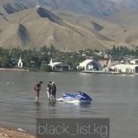 Ысык-Көлдө скутердин ээси чет өлкөлүк жаранды сабап жаткан видеосу тарады