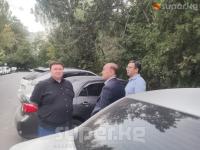 Жанар Акаев, Алтынбек Сулаймановду колдогондор ИИМдин алдына чогулушууда (фото)