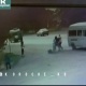 Жүргүнчүнү маршруттук унаадан сууруп чыгып, үчөөлөп тепкиге алган видео. Милиция маалымат таратты