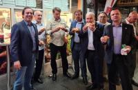 Нью-Йоркто Бразилиянын президентин коронавируска каршы эмдөө албагандыгы үчүн ресторанга киргизбей коюшту