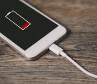 "Apple" компаниясы бардык гаджеттер үчүн бирдиктүү кубаттагыч чыгаруу сунушуна каршылыгын билдирди