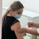 Ырчы Эльзар Өскөнбаева коронавируска каршы эмдөө алды
