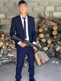 Тойдо мылтык менен асманга ок аткан баланын видеосу тарады. Ал 20 жашта экени, окуя Өзгөндө болгону аныкталды