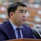 "Улуттук банкты талкалап албайлы". Жанар Акаев Толкунбек Абдыгуловду кызматтан кетирбөө керектигин айтты