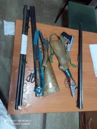 Сүлүктү шаарынын тургундары мыйзамсыз сактап жүргөн ок атуучу куралдарды милиция кызматкерлерине тапшырышты