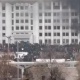 Казакстанда митингчилер Алматынын акимиатына кирип барышты