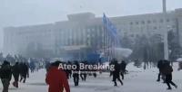 Эч нерсе токтото албай жатат. Актөбө акимиатында митингчилерге каршы суу замбирек, көздөн жаш агызуучу газ колдонулууда