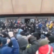 Атырауда полиция бөлүмүн митингчилер басып алышты (видео)