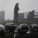 Казакстандын Ички иштер министрлиги "куралдарын таштабагандар жок кылынат" деген билдирүү таратканы айтылды