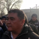 Казакстанда Викрам Рузахуновдун кармалышы: Камчыбек Ташиев митинг өтүп жаткан жайга келди