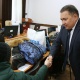 Ош шаарында аз камсыз болгон үй-бүлөлөрдүн балдары президенттен жардам алышты