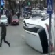 Бишкекте Toyota Estima унаасы оодарылып, 3 жөө адамды басып кала жаздады (видео)