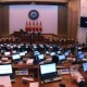 Кийинки аптада Жогорку Кеңеш министрлер кабинетинин маалыматын угат