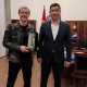 Бишкек шаарынын мэри Айбек Жунушалиев "Голос" долбоорунун жеңүүчүсү Александр Волкодав менен жолугушту
