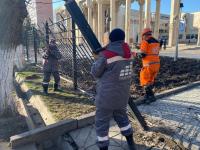 Бишкекте мамлекеттик имараттардын тосмолору алынууда