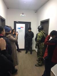 Журналист Темировдун кеңсесинде милиция кызматкерлери тинтүү жүргүзүп жатышат