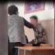 Чүйдөгү мектептеги мугалим менен окуучунун чыры. Мугалим иштен кетти
