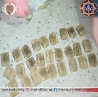 Ош-Бишкек жолунда ири өлчөмдө баңгизат алып бараткан адам кармалды