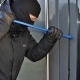 Ошто түн жарымда үйгө кирген уурулар балдарын карап жаткан энеге бычак такап. Кылмыштуу топтун 6 мүчөсү кармалды