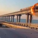 Крым көпүрөсүндө жарылуу болуп, унаа кыймылы токтотулду (видео)