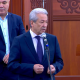 Адахан Мадумаров "Кээ бир коллегаларыбыз элди дүрбөлөңгө салып жатат" деген депутатка жооп берди