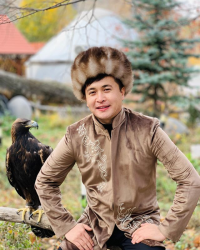 "Туулган күндү дүңгүрөтүп тосууну туура көрбөйм". Көз күйдүргөн бойдок Нурмат Садыров 34 жашка толду