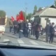 "Кемпир-Абадды бербейбиз". Өзгөндө жергиликтүүлөр жөө жүрүшкө чыкты (видео)