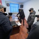 Жалал-Абадда прокуратуранын тергөөчүсү, адвокат жана жеке аудитор пара алууга шектелип кармалды