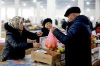 "Эт, май арзан баада болот". Жалал-Абаддагы базарда жаңы жылдык жарманке өтүүдө (сүрөт)